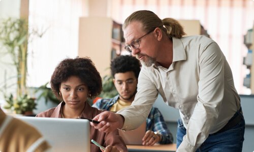 Docentes y alumnos en un entorno de aprendizaje colaborativo