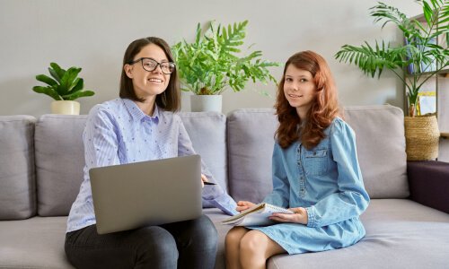 Grupo de mujeres en una reunión académica